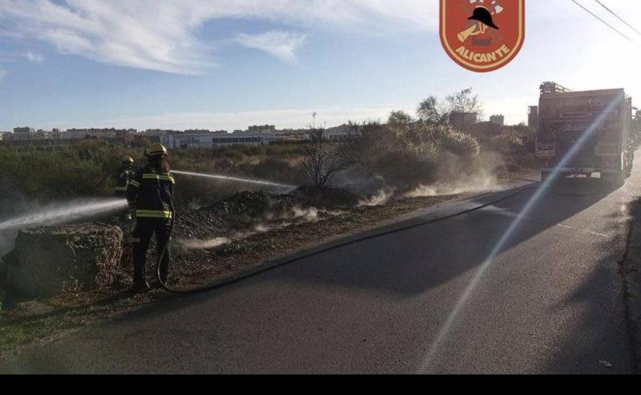 Sofocan Un Incendio En La Playa De San Juan Originado Por Restos De sofocan-un-incendio-en-la-playa-de-san-juan-originado-por-restos-de